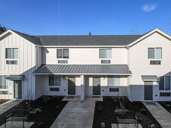 3rd image of 1036-1040 Park Ave NE #108