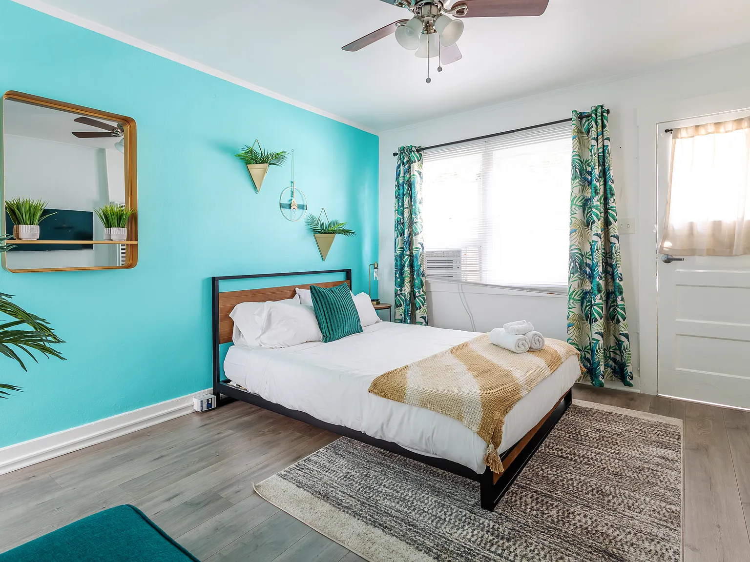 Studio, 300 sqft, $2,800 — Photo 4