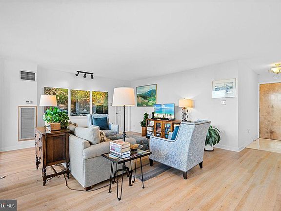 4th image of 400 Madison St APT 206
