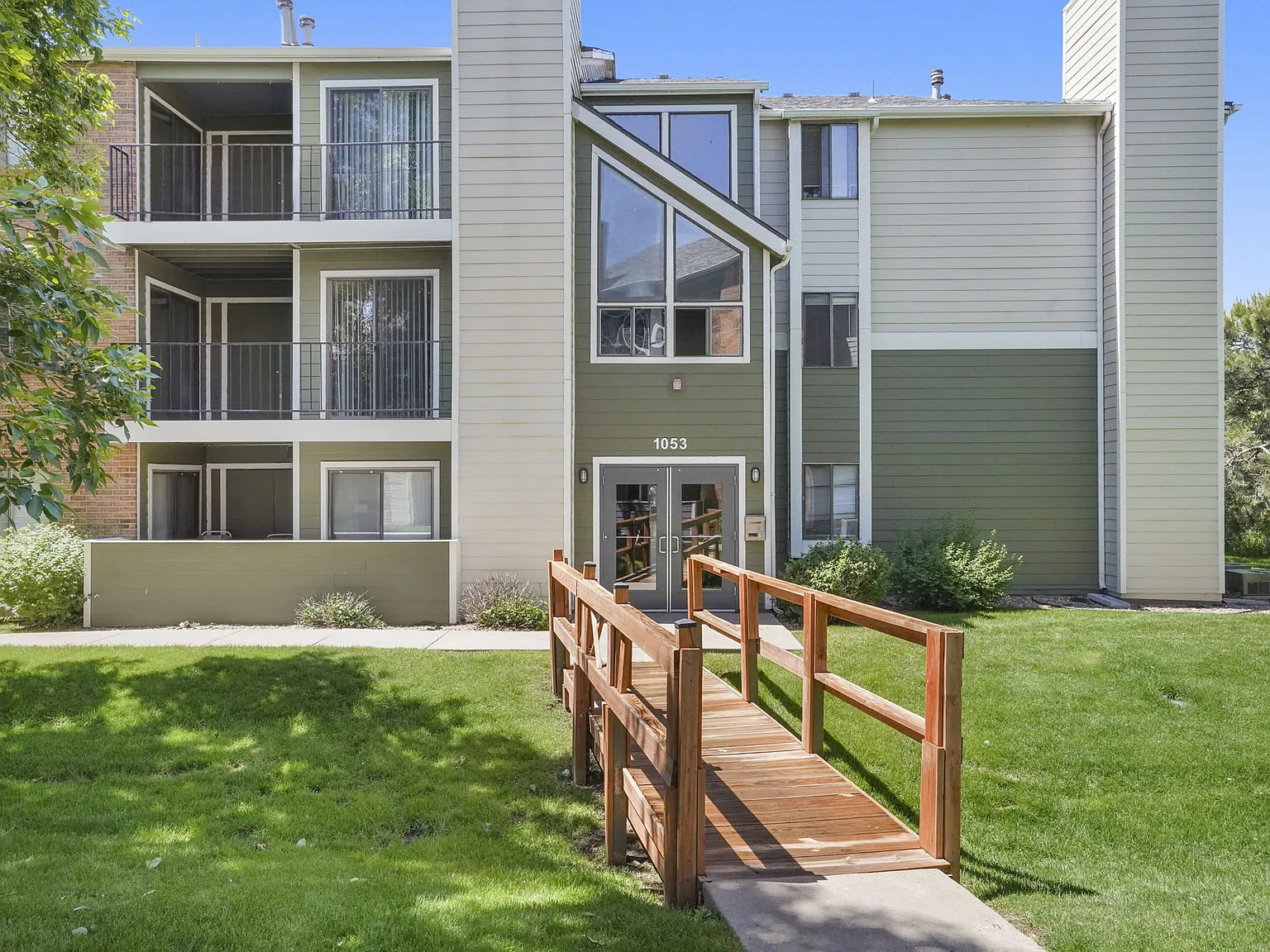 Horizon East Apartments — Photo 1
