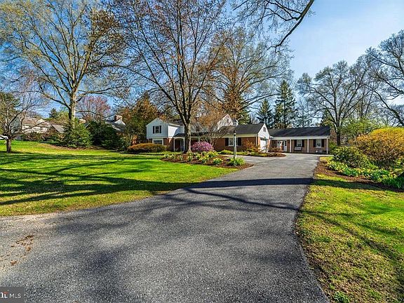 3rd image of 1428 Center Rd
