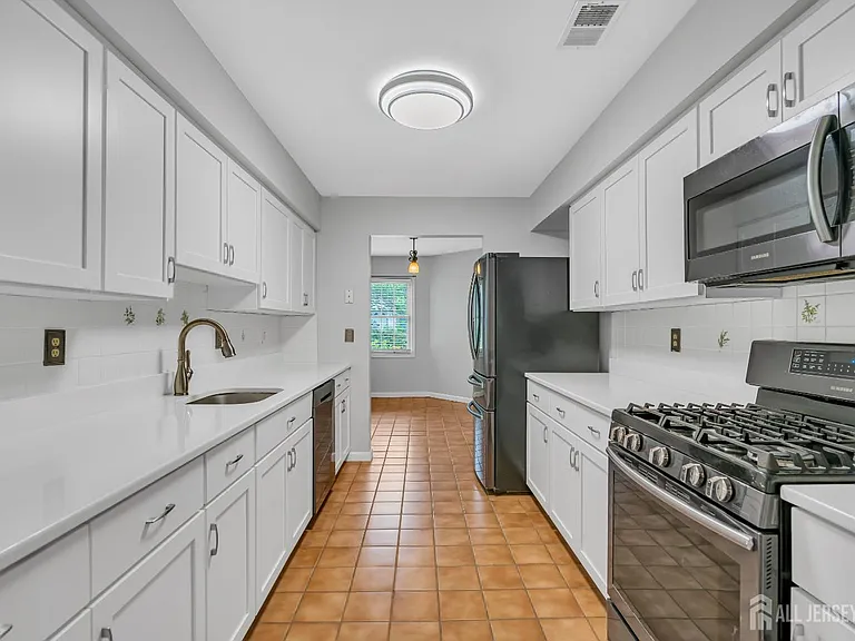 31 Fair Acres Ct — Photo 8