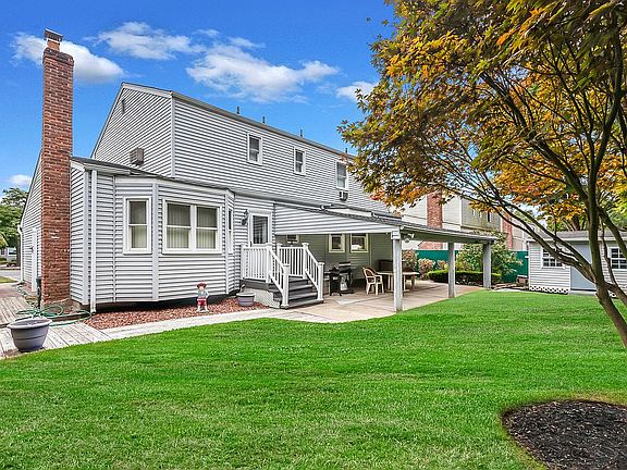3rd image of 30 Lawrence Dr