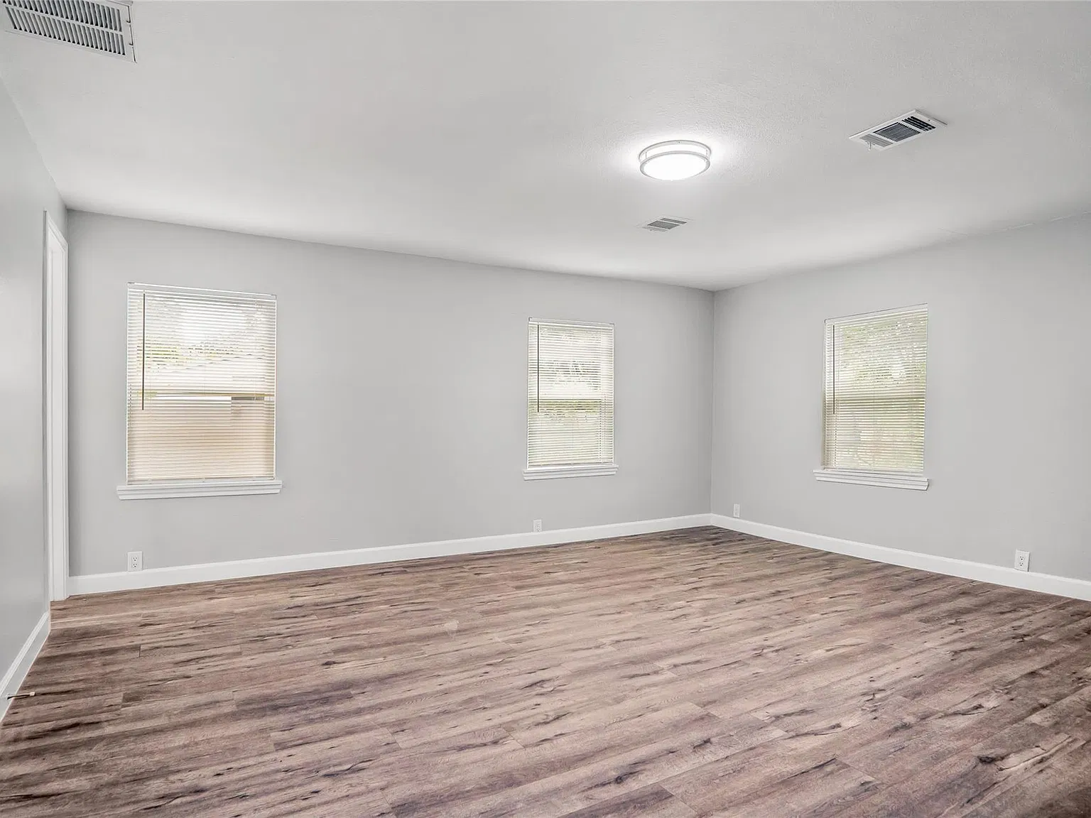 4 bed, 3.0 bath, 1360 sqft, $1,900 — Photo 4