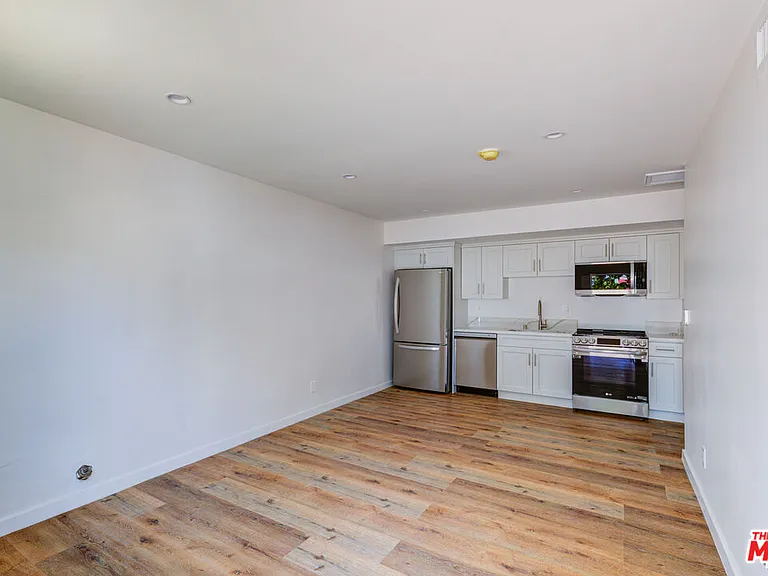 11906 Rochester Ave — Photo 4