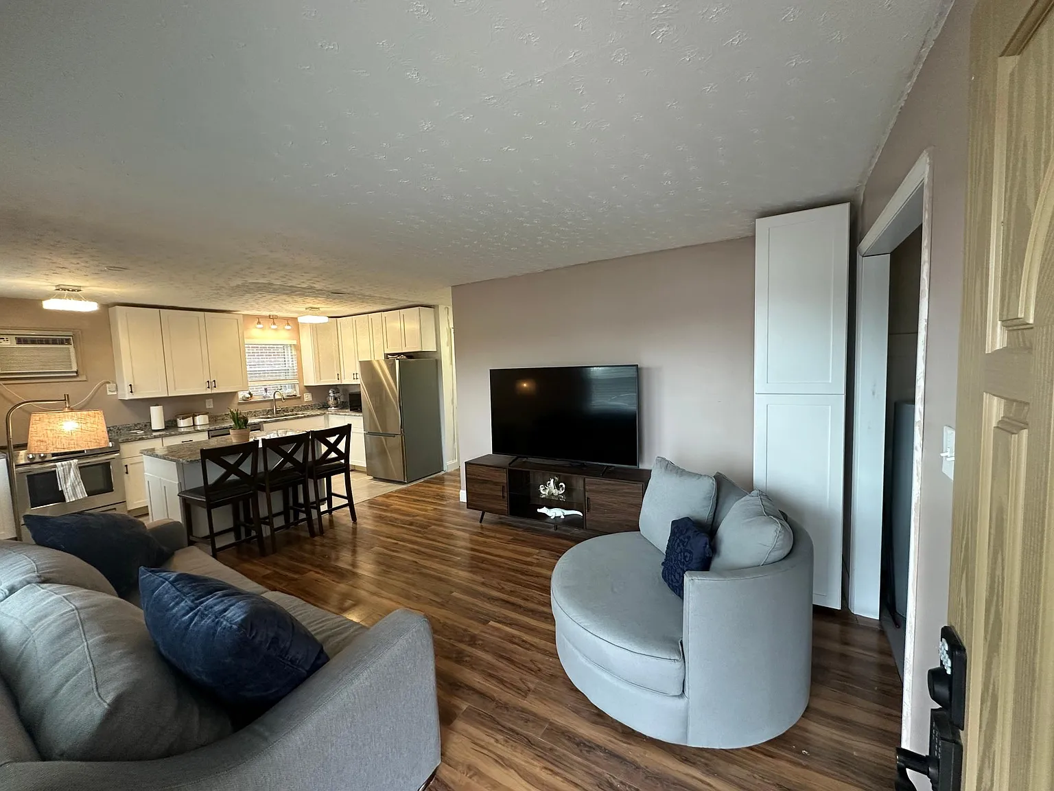 2 bed, 800 sqft, $1,600 — Photo 1
