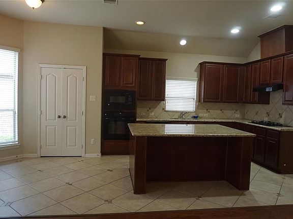 3rd image of 2210 Ascot Ln