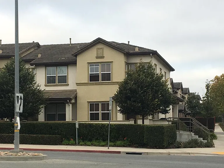 1027 Santa Rosa Ct — Photo 3