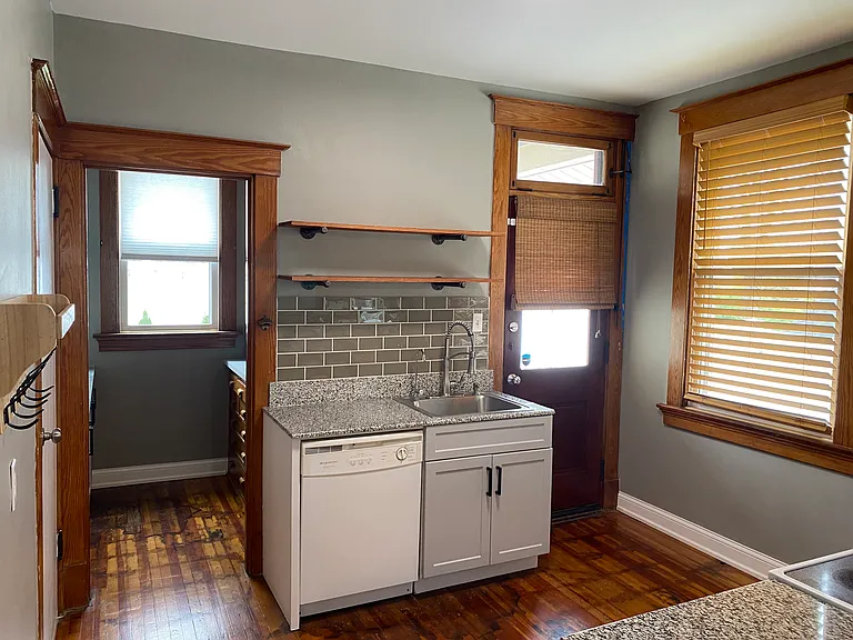 614 W 11th St — Photo 9