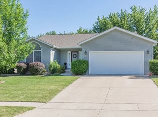 7013 Cresthill Dr, Davenport, IA 52806