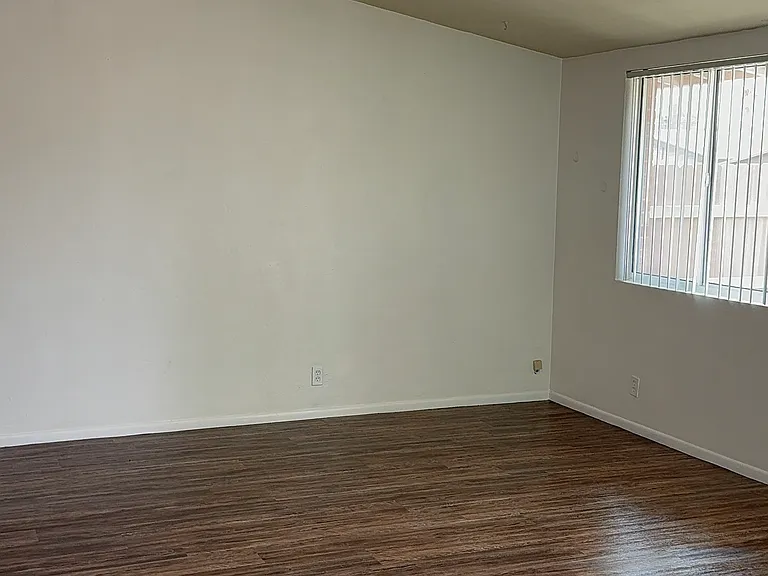 3510 E Blacklidge Dr — Photo 3