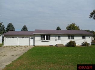 703 1st St SW, Madelia, MN 56062