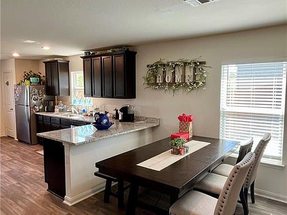 4th image of 321 Crescent Park Dr