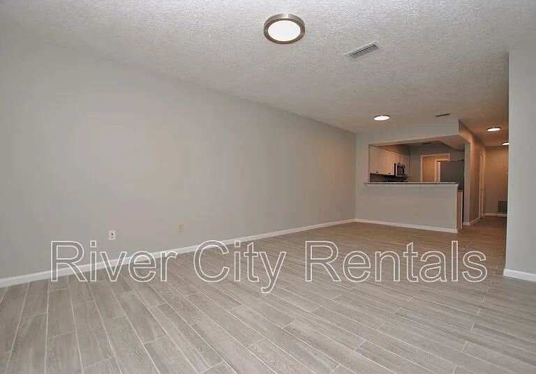 5021 Fulham Rd S — Photo 10