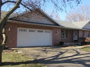 2111 Granada Dr, Pekin, IL 61554