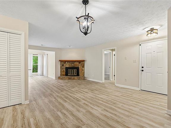 5th image of 2214 Lake Pointe Cir
