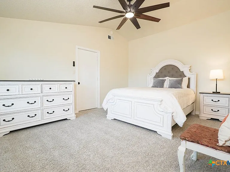 913 Hander Ln — Photo 11