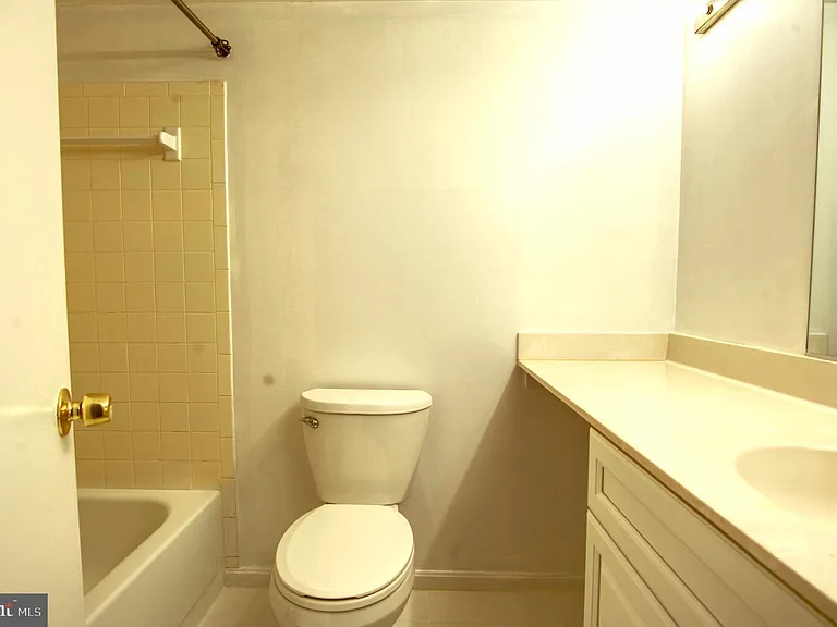 1007 Fallcrest Ct #4-104 — Photo 9