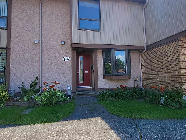 2307 Stonehenge Cres — Photo 1