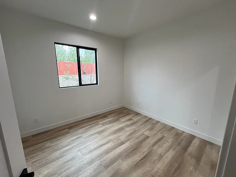 4417 Phelan Ave — Photo 7