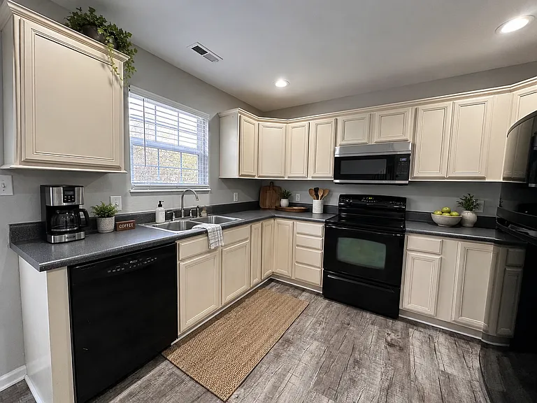Fox Springs Condos — Photo 9