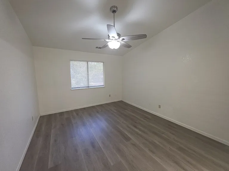 1943 Glen Ridge Dr — Photo 2