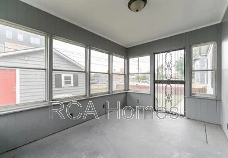 1015 Olive St — Photo 14
