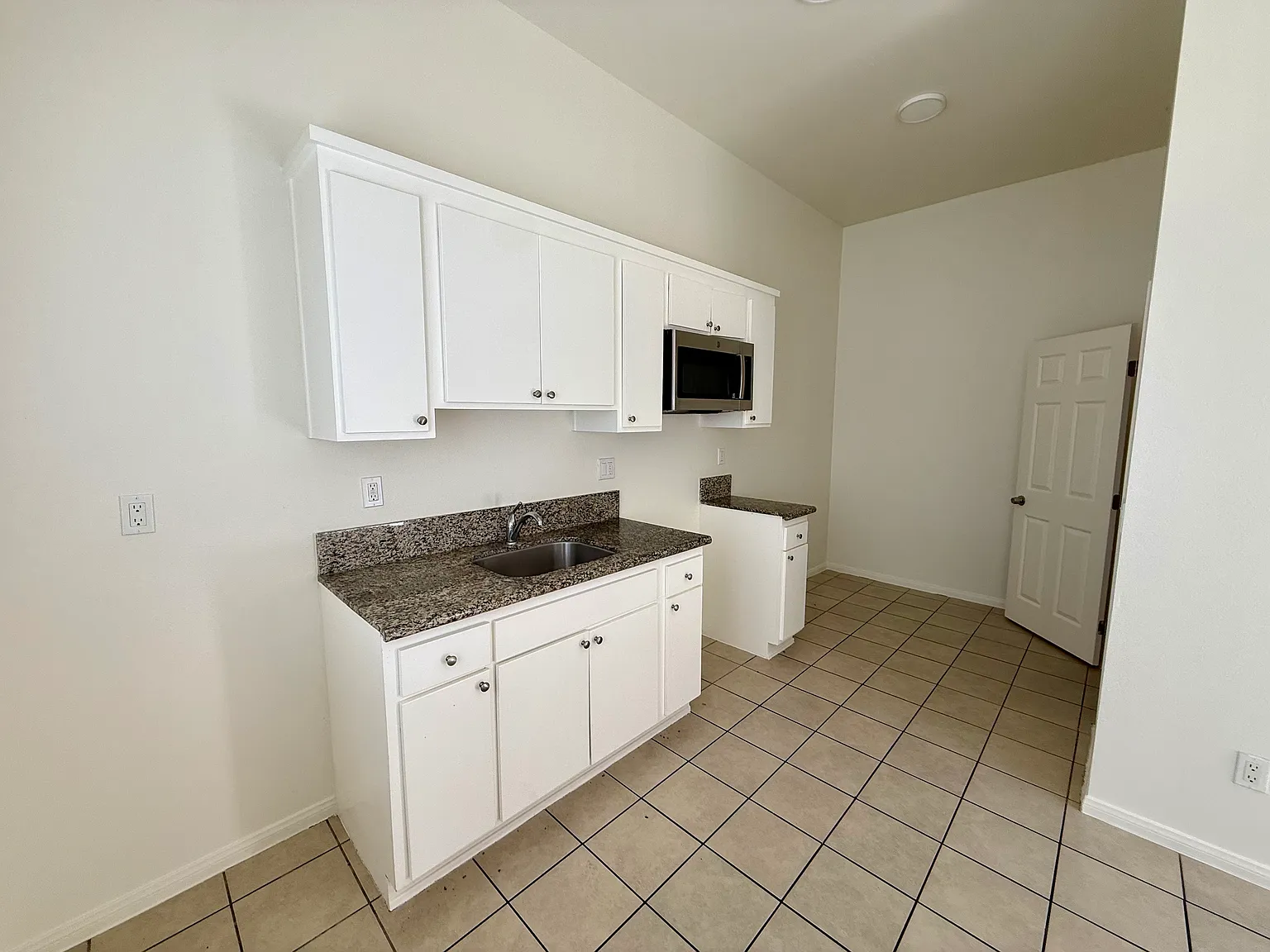 Studio, 400 sqft, $1,295 — Photo 1