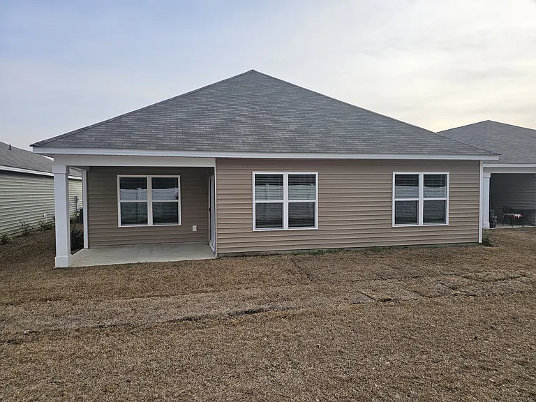 136 Ashworth Dr — Photo 4