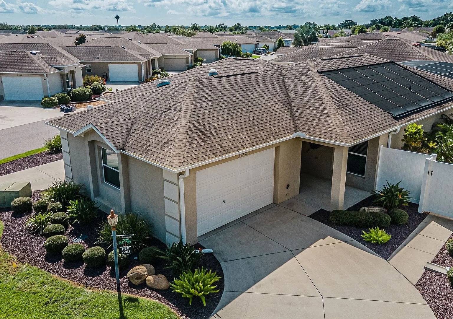 3BR/2BA Fully Furnished with POOL & Golf Cart / Seasonal Rental in The Village of Montbrook Villas — Photo 1