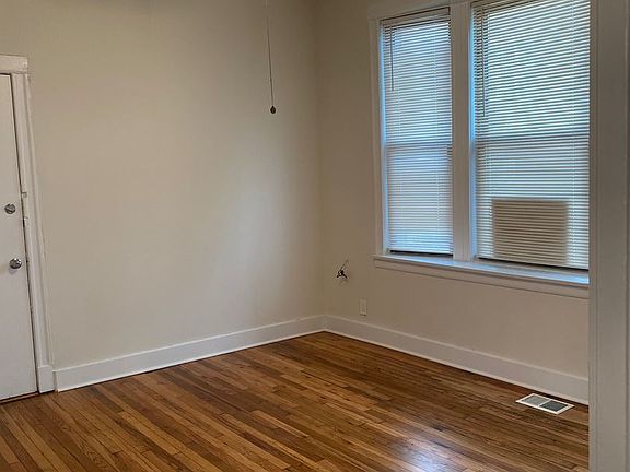4th image of 952 N Rockwell St #1