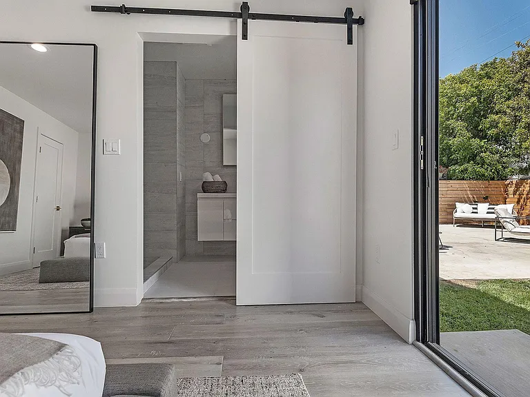 622 N Gardner St — Photo 36