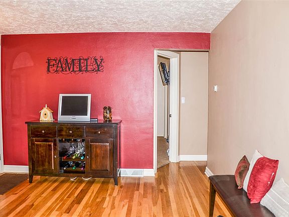 5th image of 2809 W Everett Ave