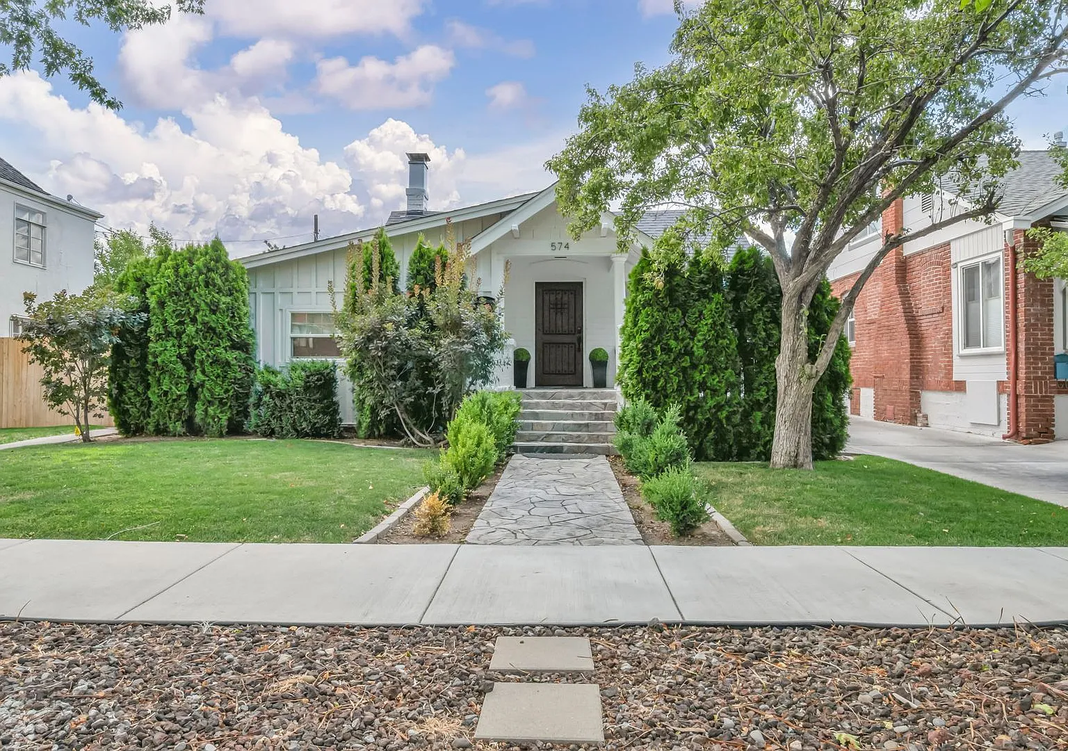 Rare Nixon Manor Rental Fully Furnished With Utilities Included — Photo 1