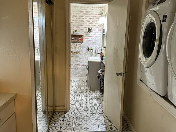 4th image of 5105 73rd St #B