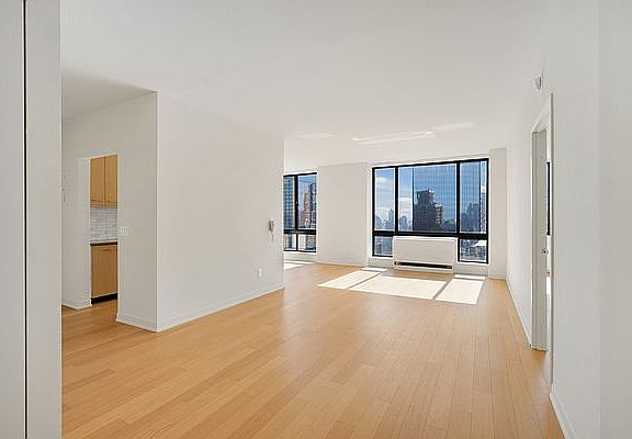 3rd image of 1 Columbus Pl APT S37e