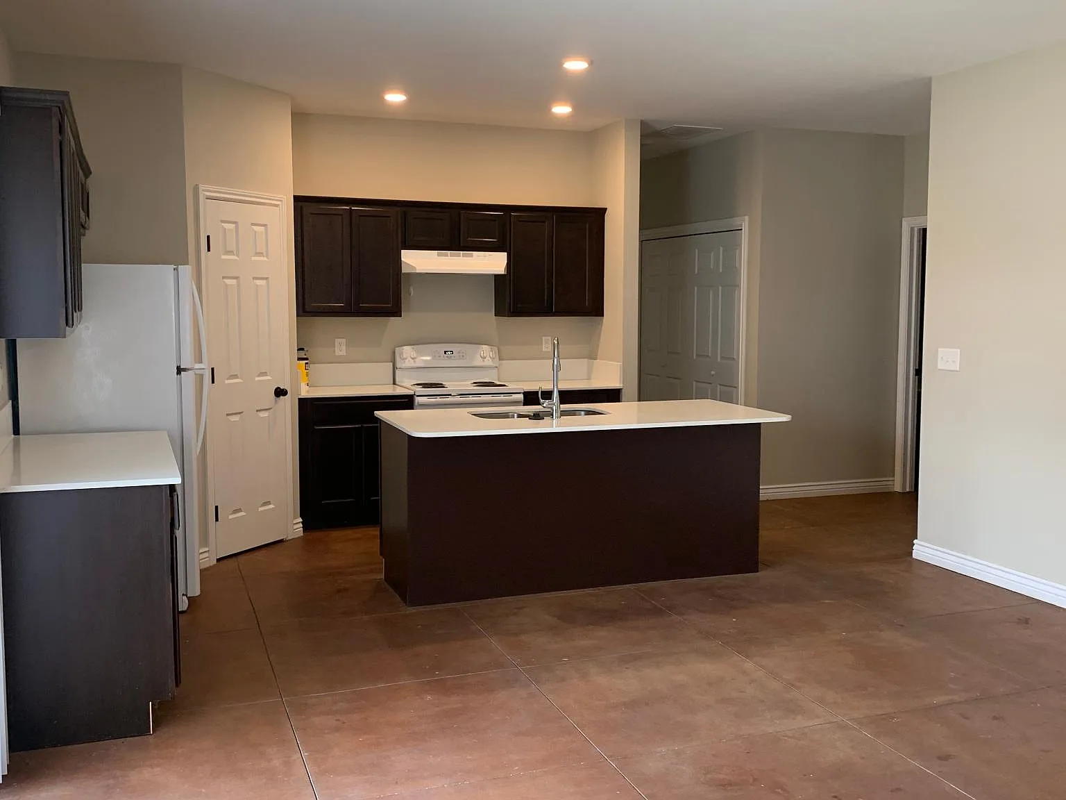 5580 S Victoria St — Photo 2