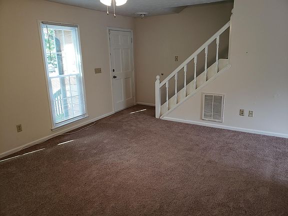 New paint and carpet through out