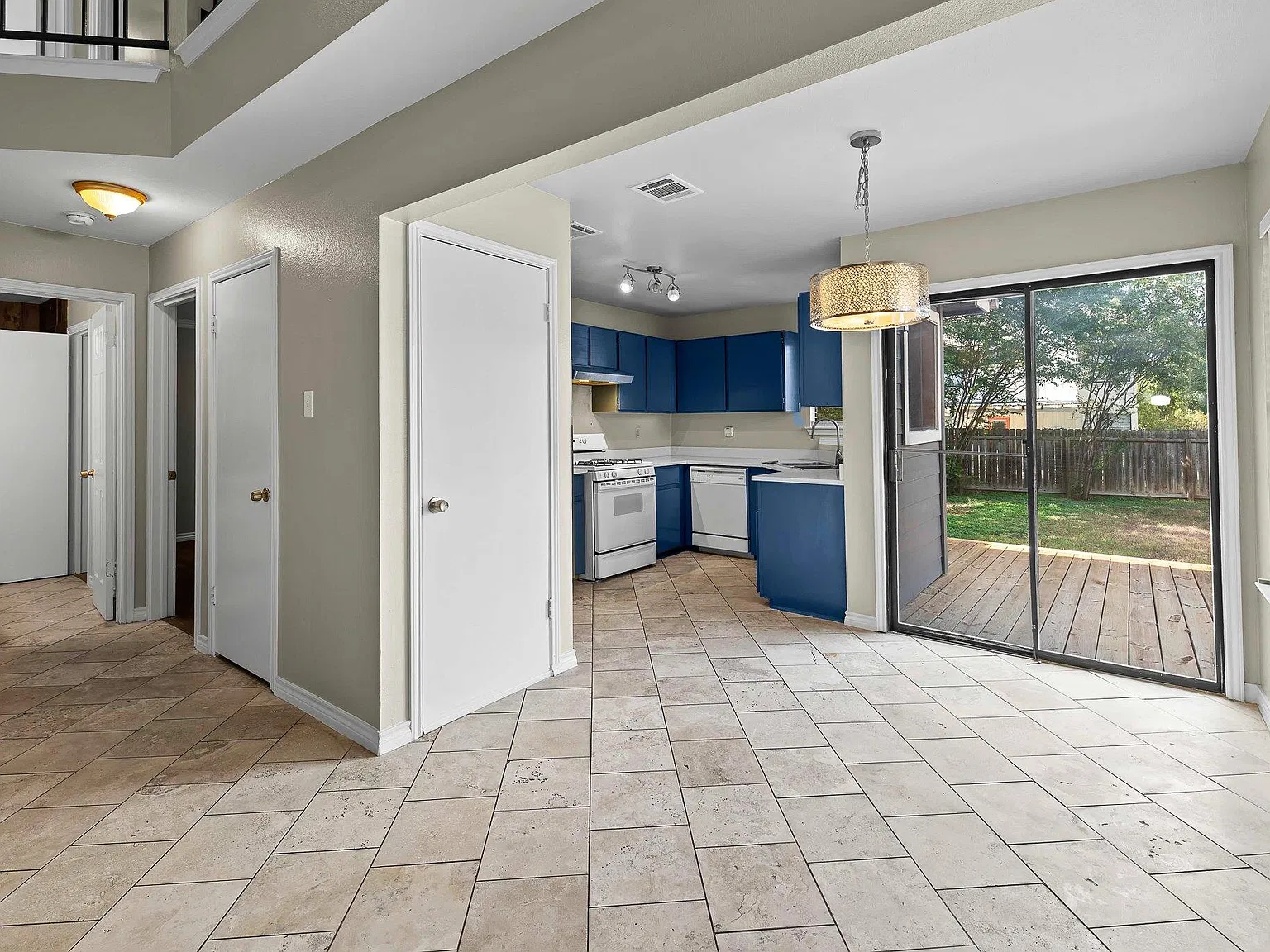 3 bed, 2.0 bath, 1372 sqft, $1,895 — Photo 4