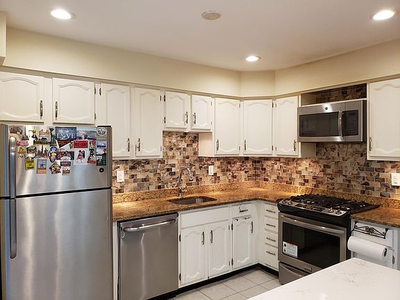 Upgraded Kitchen with Stainless Steel Appliances