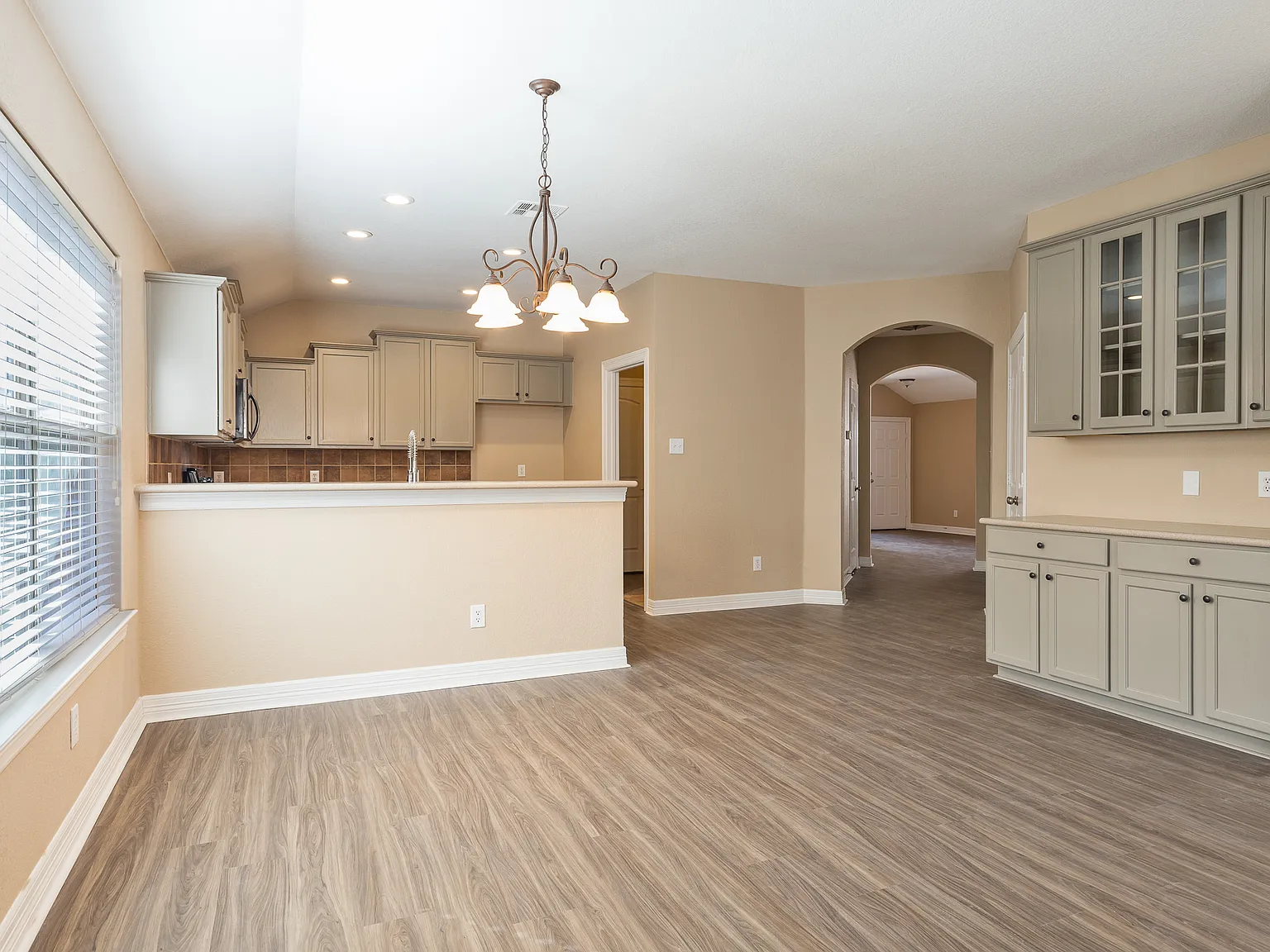 4 bed, 2160 sqft, $2,350 — Photo 4