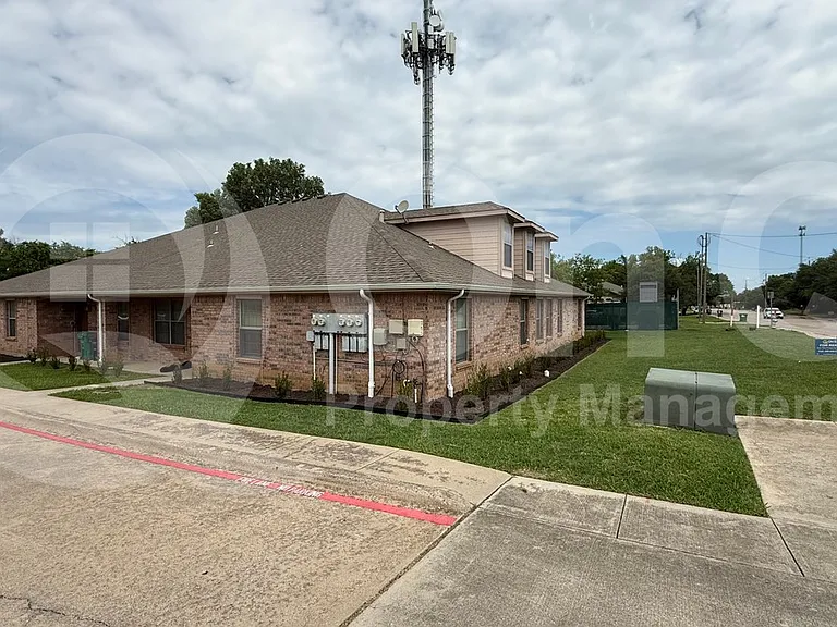 2335 N Elm St #1 — Photo 3