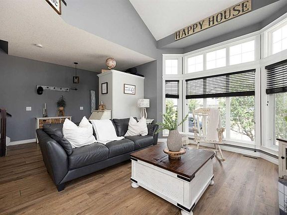 3rd image of 162 NE Chestnut Way