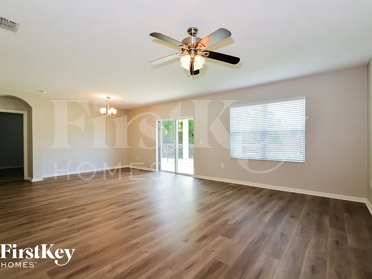 374 Sauders Rd SE — Photo 3