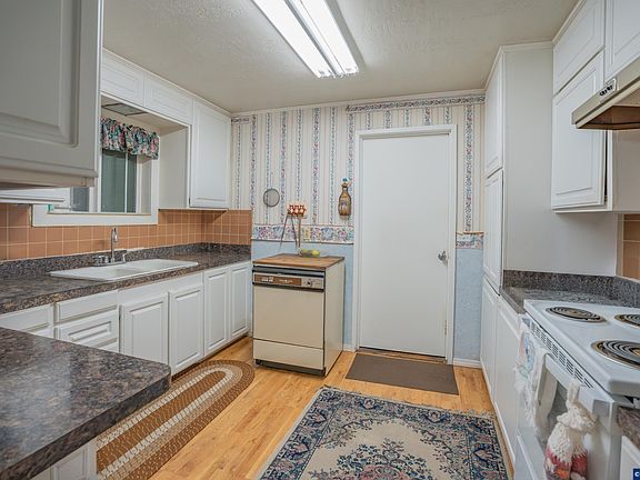 4th image of 730 W C St