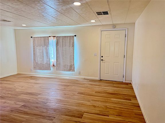 4th image of 855 E Beverly Avenue