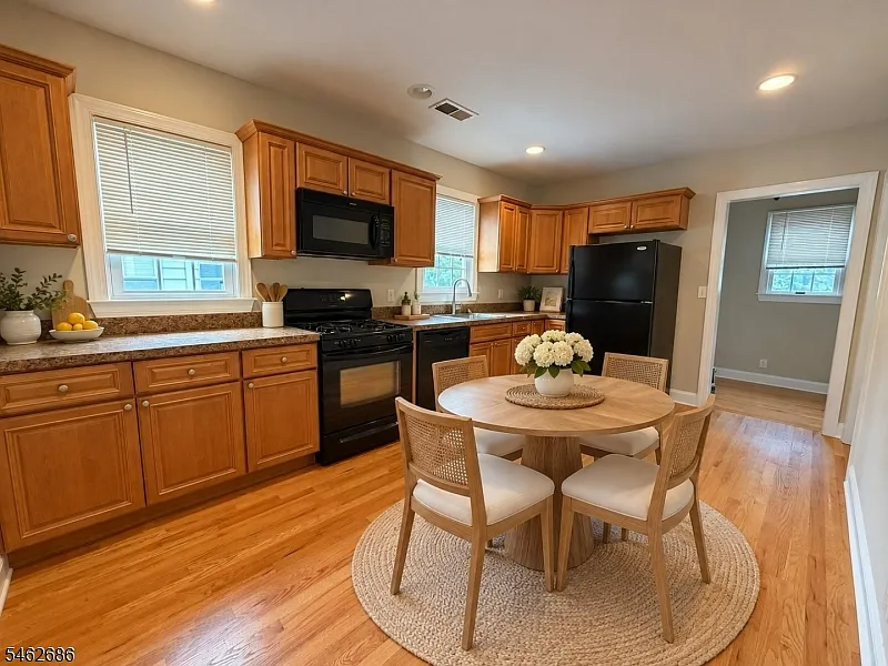 3 bed, 2.0 bath, $3,800 — Photo 3