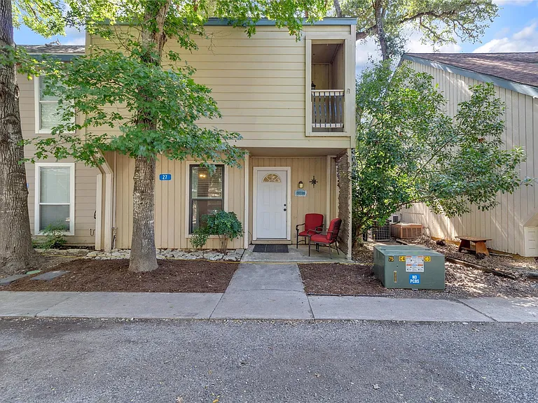 27 Marina Cir — Photo 1