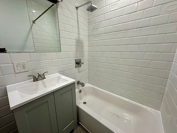 3rd image of 427 Marion St APT 2R