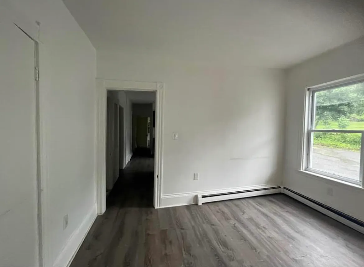 3 bed, 1000 sqft, $2,000 — Photo 2